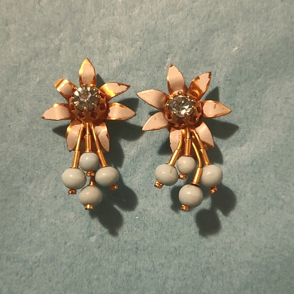 3 pairs of vintage flower clip on earrings - Picture 3 of 4